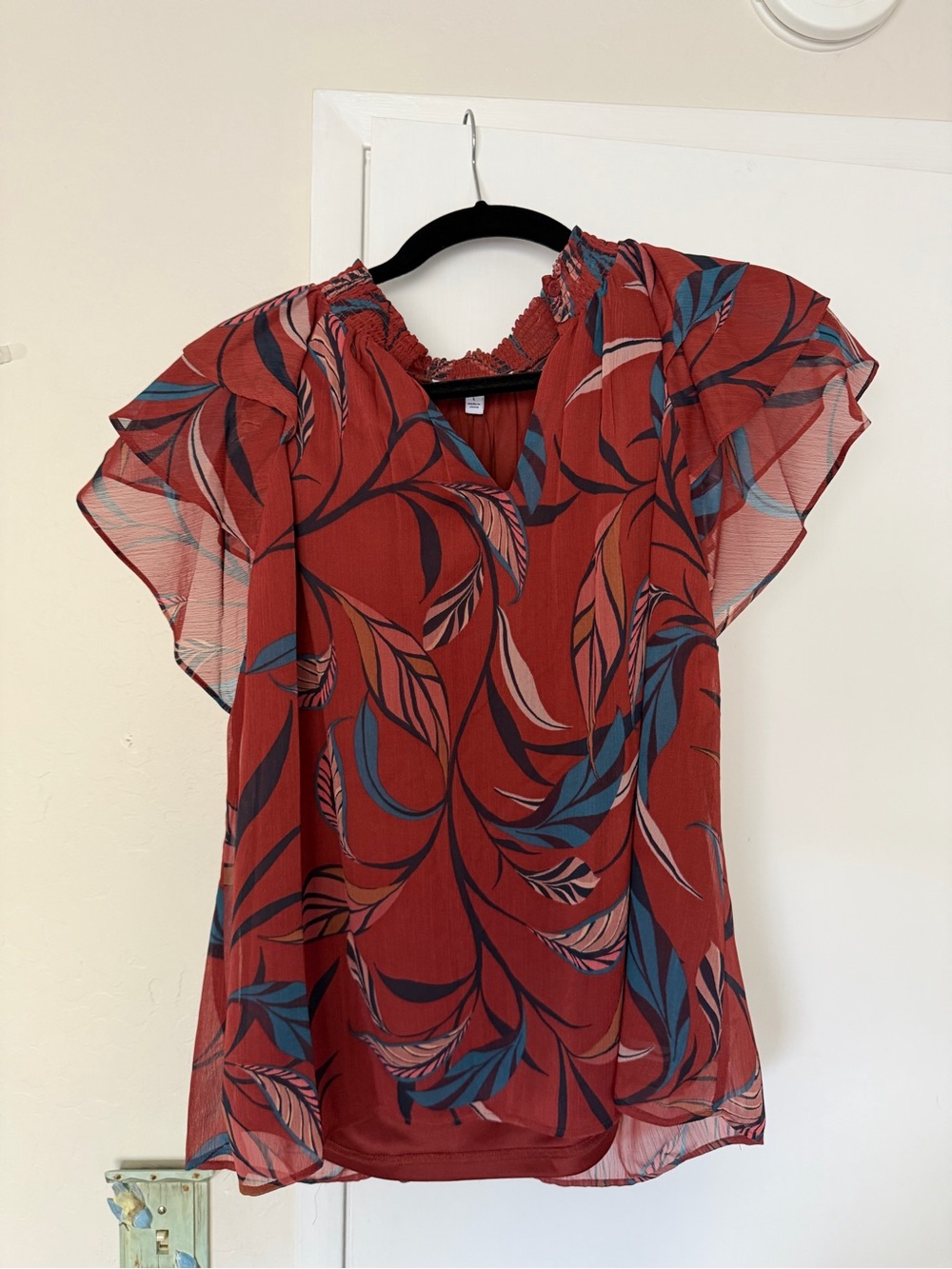 DR2 Red Leaf-Print Flutter Sleeve Blouse with Blue Accents